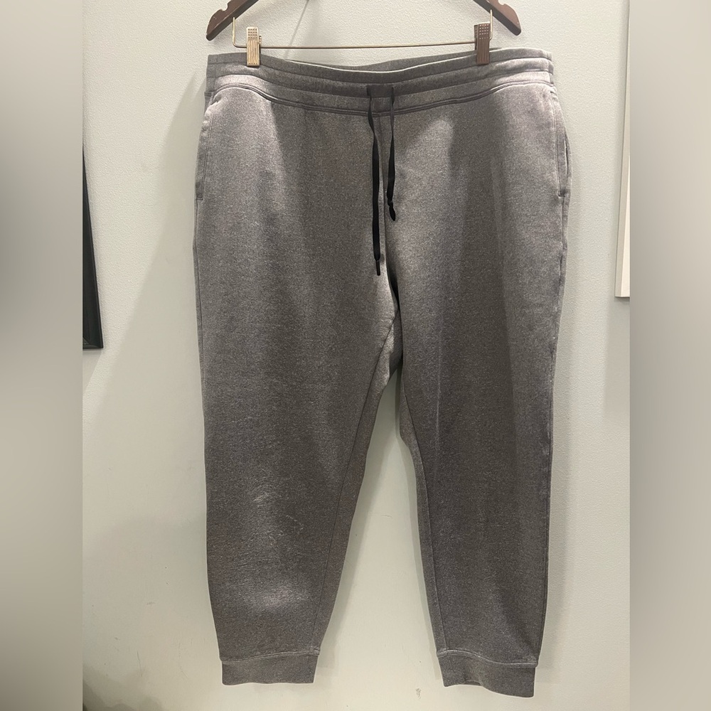 32 Heat Gray Tech Jogger. SizeXL
